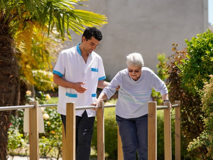 Exercices de motricité pour personnes âgées dans un jardin